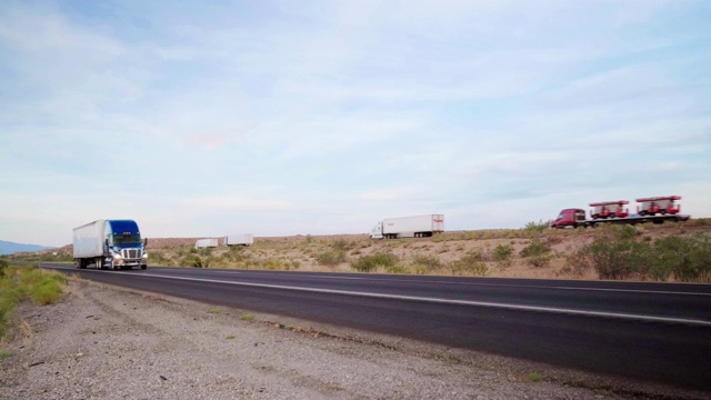 美国西部乡村州际公路上的长途半挂车视频素材