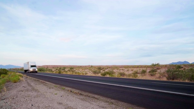 美国西部乡村州际公路上的长途半挂车视频素材