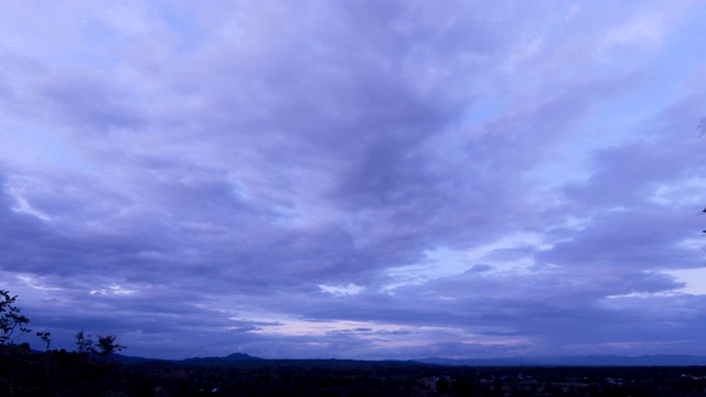 戏剧性的暴风雨和云是移动的山景视频下载