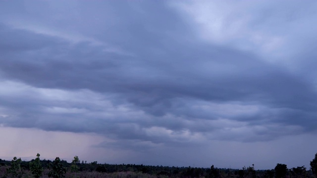 戏剧性的暴风雨和云是移动的山景视频素材