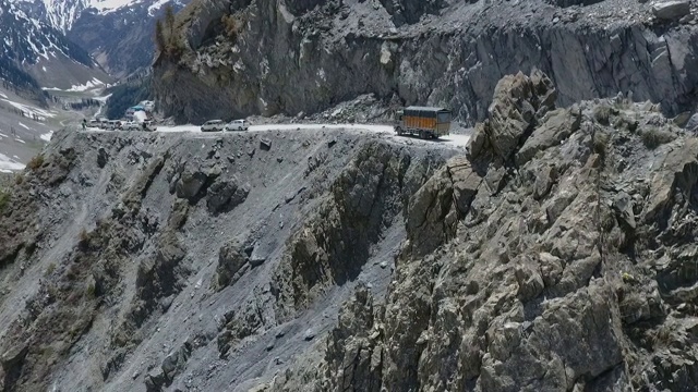 穿越山脉的道路上的汽车视频素材