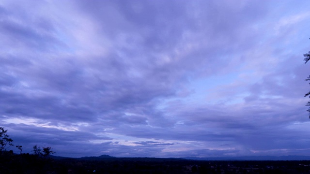 戏剧性的暴风雨和云是移动的山景视频下载