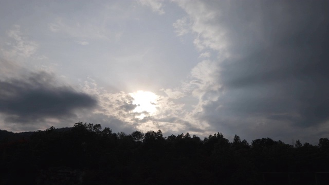 戏剧性的暴风雨和云是移动的山景视频下载