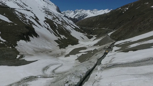 雪山脚下的路视频素材