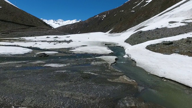 雪山脚下的小溪视频素材