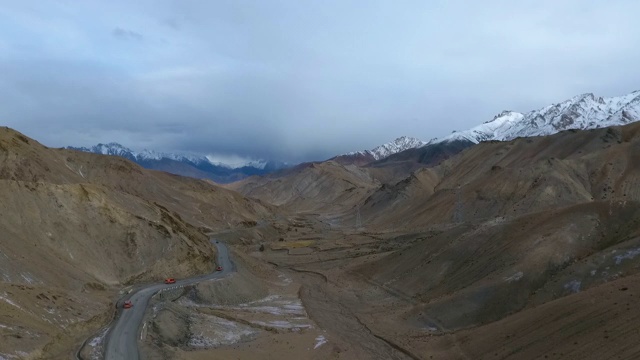 穿越高山和雪峰的道路视频素材