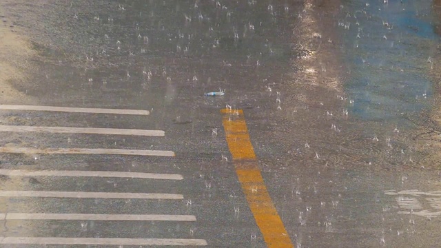 雨下到一个城市，淹没了道路，大雨，慢动作降雨视频素材