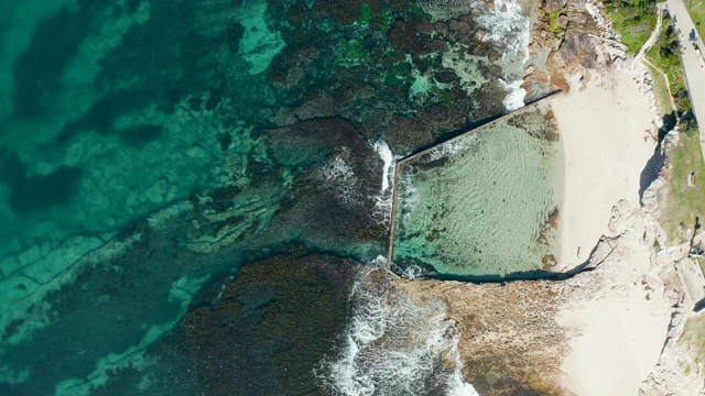 海岸线和潮汐池鸟瞰图视频素材