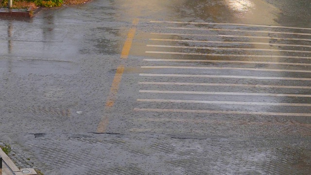 雨下到一个城市，淹没了道路，大雨，慢动作降雨视频素材