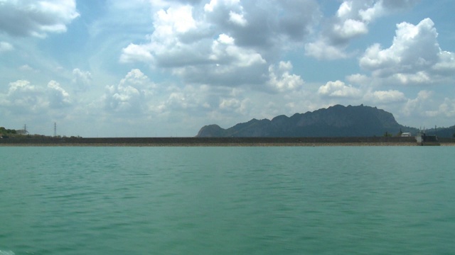 海堤与山脉视频素材