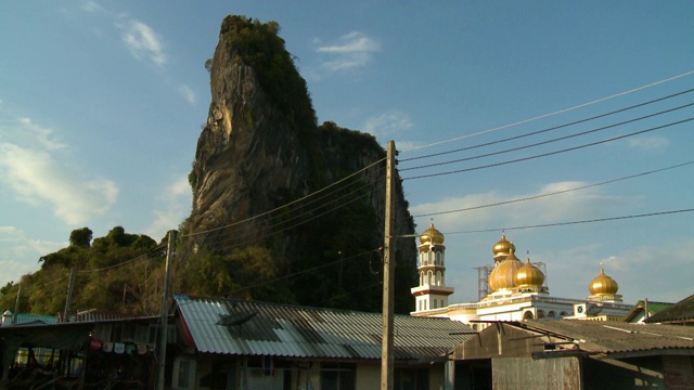 山岩旁边的建筑物，家视频素材