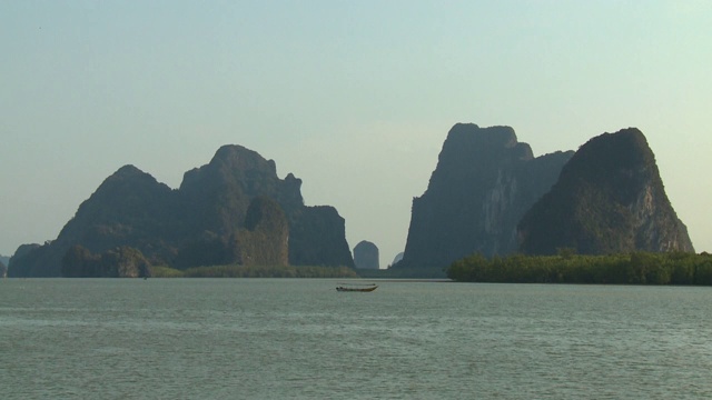 海上的船靠近山岩视频素材