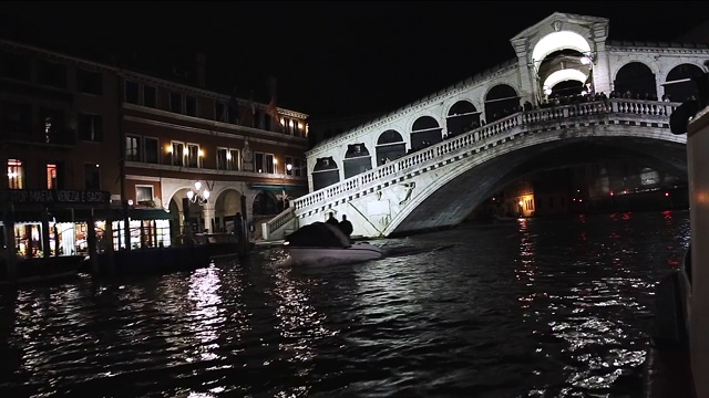 威尼斯大运河上的夜灯。美丽的夜景。水面上的倒影。桥上的游客。神奇的景观。视频素材