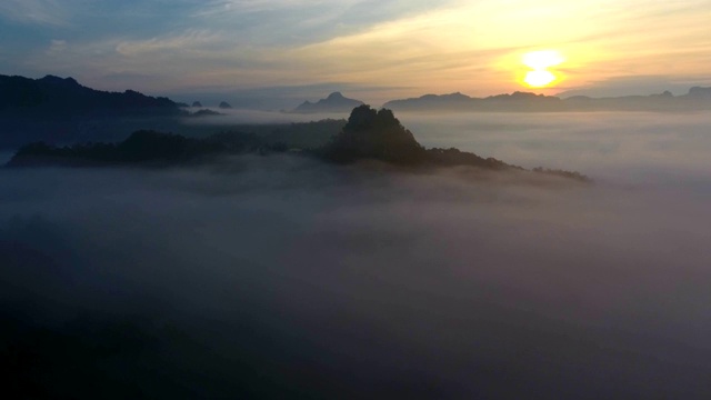 鸟瞰图热带雨林的晨雾视频素材