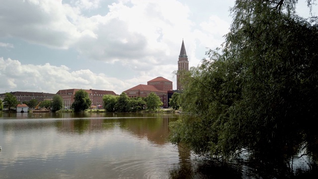 基尔市政厅塔:海鸥在城镇池塘- Rathausturm基尔:Möwen am Stadteich Kleinen Kiel视频素材