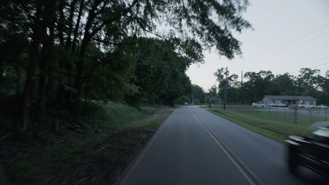 加工板直背农村，居民区或乡村道路两旁的树木和房屋。视频素材