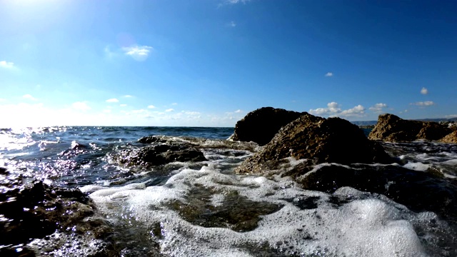 海浪冲击着布满岩石的海滩视频素材