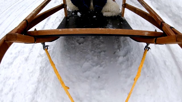 慢镜头:挪威的一辆木制雪橇在雪地上滑行视频素材