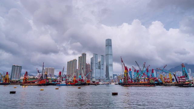 时间流逝从夜晚到白天的移动云与香港天际线在香港船港视频素材