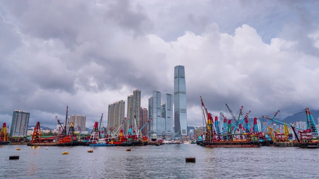 时间流逝从夜晚到白天的移动云与香港天际线在香港船港视频素材