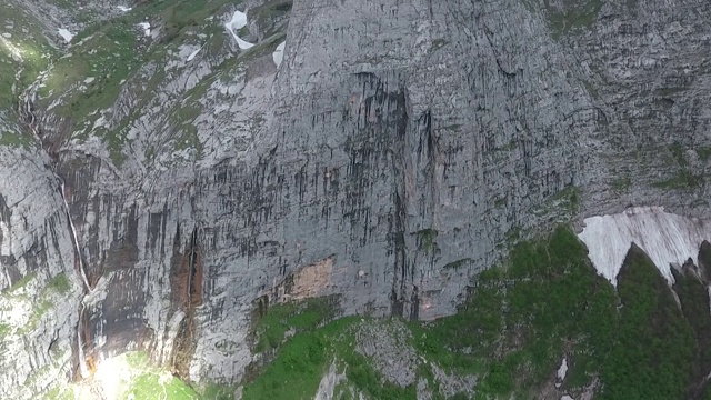 无人机的录像。惊人的长山瀑布。从空中俯瞰山景。视频素材