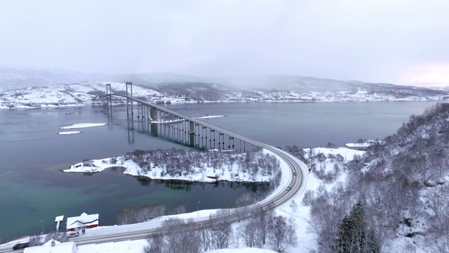 空中向后上升:穿越冰天雪地的挪威罗弗敦——挪威罗弗敦视频素材