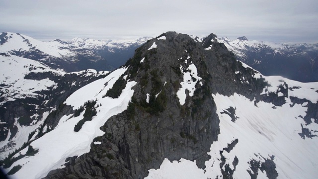 航拍:加拿大温哥华令人惊叹的雪岭和山脉视频素材