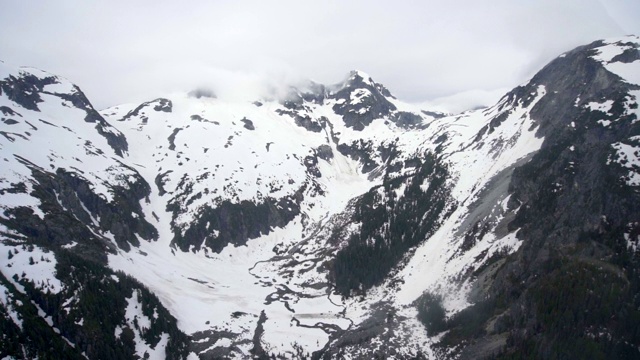 航拍:阴天，加拿大温哥华，美丽的雪山峡谷视频素材