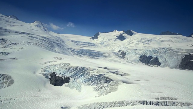 右图:白雪皑皑的山谷和山峰，上面有明亮的蓝天——阿拉斯加门登霍尔冰川视频素材