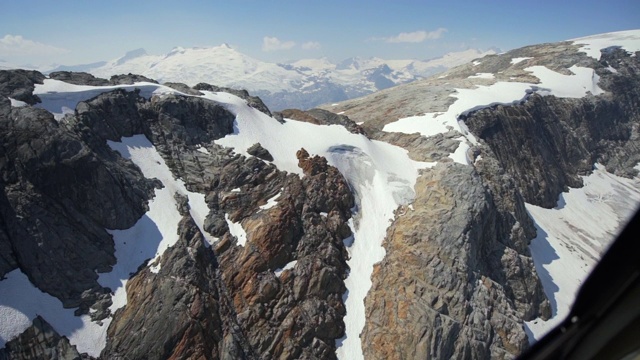 空中右图:阳光明媚的一天，阿拉斯加门登霍尔冰川雪山的山顶视频素材