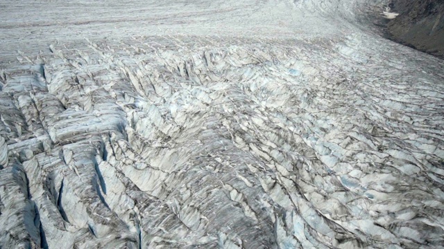 向前/向下:山脉之间的雪谷，蓝天之上-门登霍尔冰川，阿拉斯加视频素材