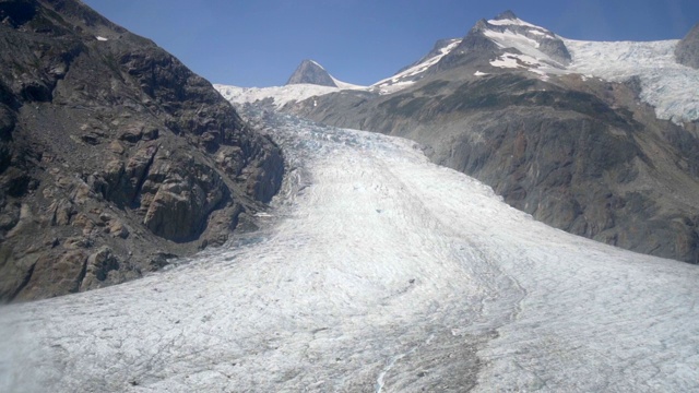 空中右:雪覆盖，岩石山谷包围灰色，雪山-门登霍尔冰川，阿拉斯加视频素材