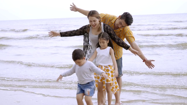 亚洲家庭概念夏季度假海滩旅游视频素材