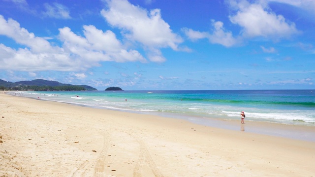 美丽的自然沙滩，阳光下的大海。夏天在泰国普吉岛的Ka-ron海滩视频素材