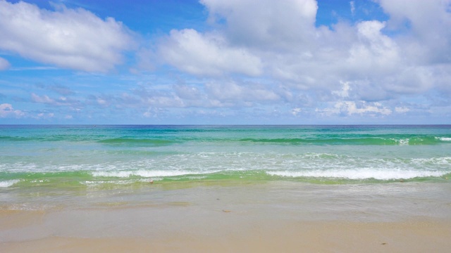 美丽的自然沙滩，阳光下的大海。夏天在泰国普吉岛的Ka-ron海滩视频素材