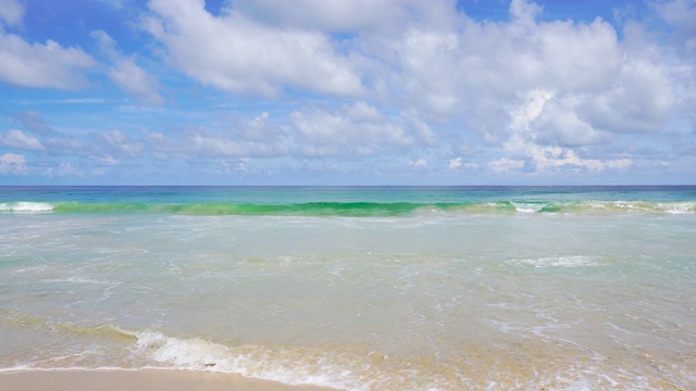 美丽的自然沙滩，阳光下的大海。夏天在泰国普吉岛的Ka-ron海滩视频素材