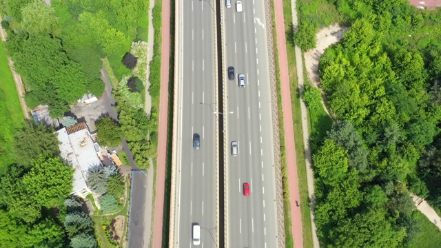 高速公路上交通繁忙，高速公路上行驶的汽车速度快，抽象的速度运输背景。鸟瞰图视频素材