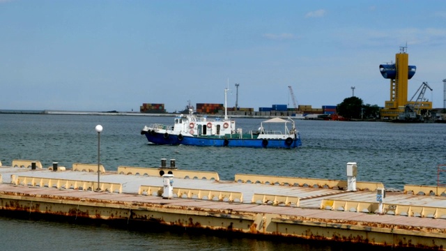 在海上的码头和船，在敖德萨海港航行。海港，货船，波浪，码头，大海。视频素材