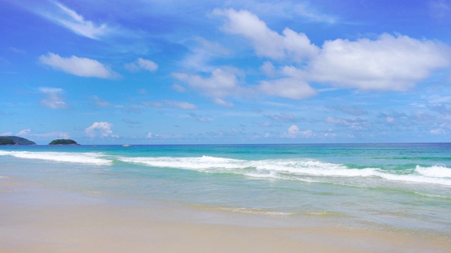 美丽的自然沙滩，阳光下的大海。夏天在泰国普吉岛的Ka-ron海滩视频素材