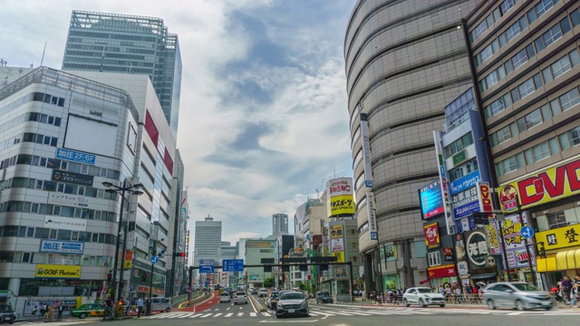 时间流逝:日本东京新宿区的交通状况视频素材