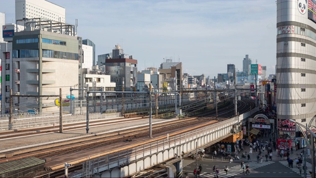 4K延时:东京上野美代子市场行人拥挤的十字路口和火车行驶的鸟瞰图。视频素材