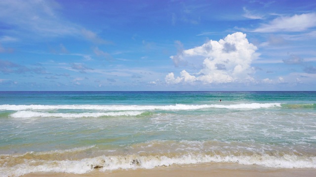 美丽的自然沙滩，阳光下的大海。夏天在泰国普吉岛的Ka-ron海滩视频素材