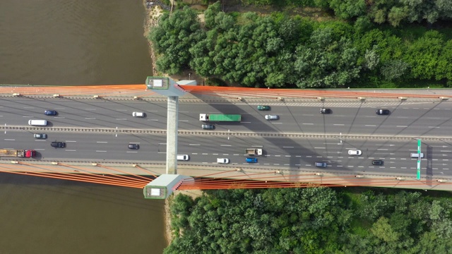 城市汽车在高速公路桥梁上移动背景平滑的河面无人机视图视频素材