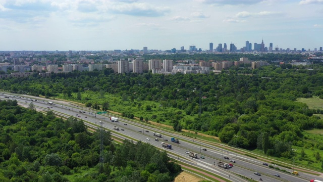 俯视高速公路，高速公路和高速公路，鸟瞰图立交桥与汽车行驶在高速公路视频素材