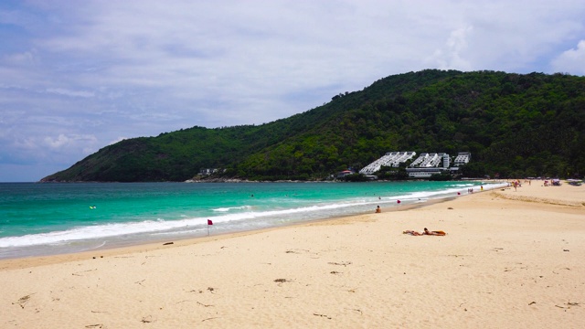 风景奈汉海滩在普吉岛的夏天，泰国。视频素材