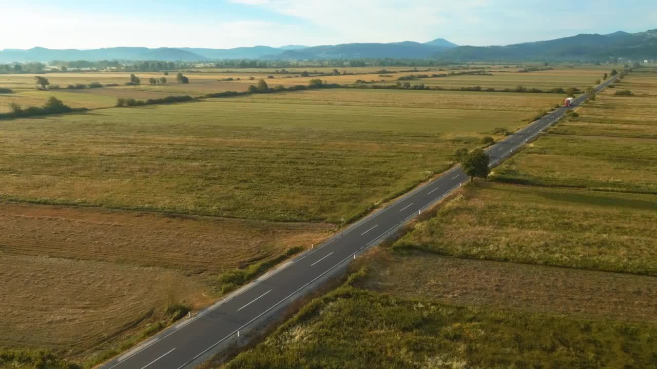 夏日美丽乡村公路上的卡车视频素材