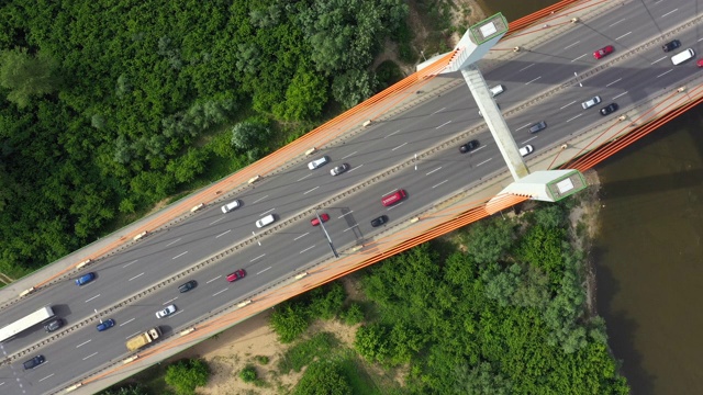 城市汽车在高速公路桥梁上移动背景平滑的河面无人机视图视频素材