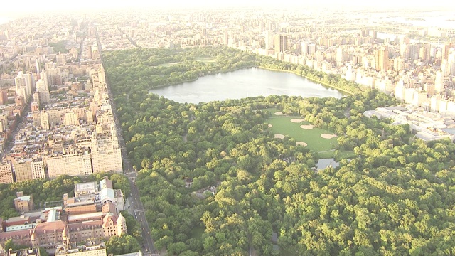 空中的中央公园和上东区，纽约市的天际线。摩天大楼、高层和多层办公或公寓。上层阶级的公寓。视频素材