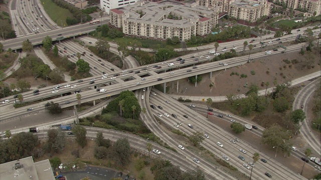 航拍110号公路和101号公路交汇处有汽车、交通。洛杉矶市中心。立交桥,坡道。视频素材