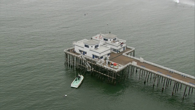 马里布海滨房屋的天线。来自太平洋的海浪。沙子，悬崖，小山，山脉。旅馆、客栈或度假村。租赁物业。住宅区，海滨别墅，度假屋，海滨小镇。滨水咖啡馆或餐厅尽头的p视频素材